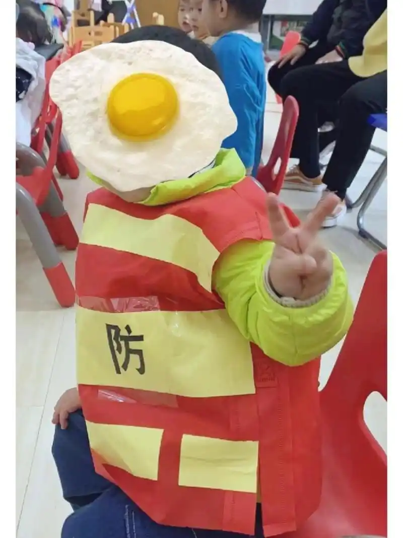 哼哼幼儿园搞了环保服装秀活动,用废旧材料制作服装走秀 哼哼对消防员