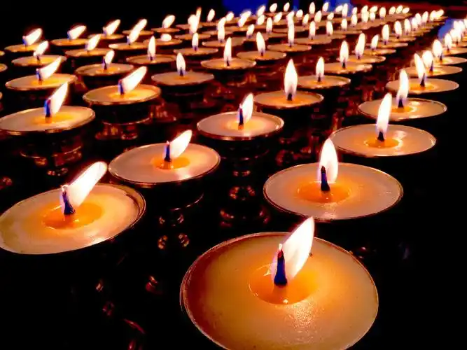 酥油灯是藏传佛教的一个重要代表物.