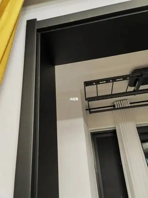 全屋都选了这种黑色加灰色的踢脚线和垭口套,简简单单