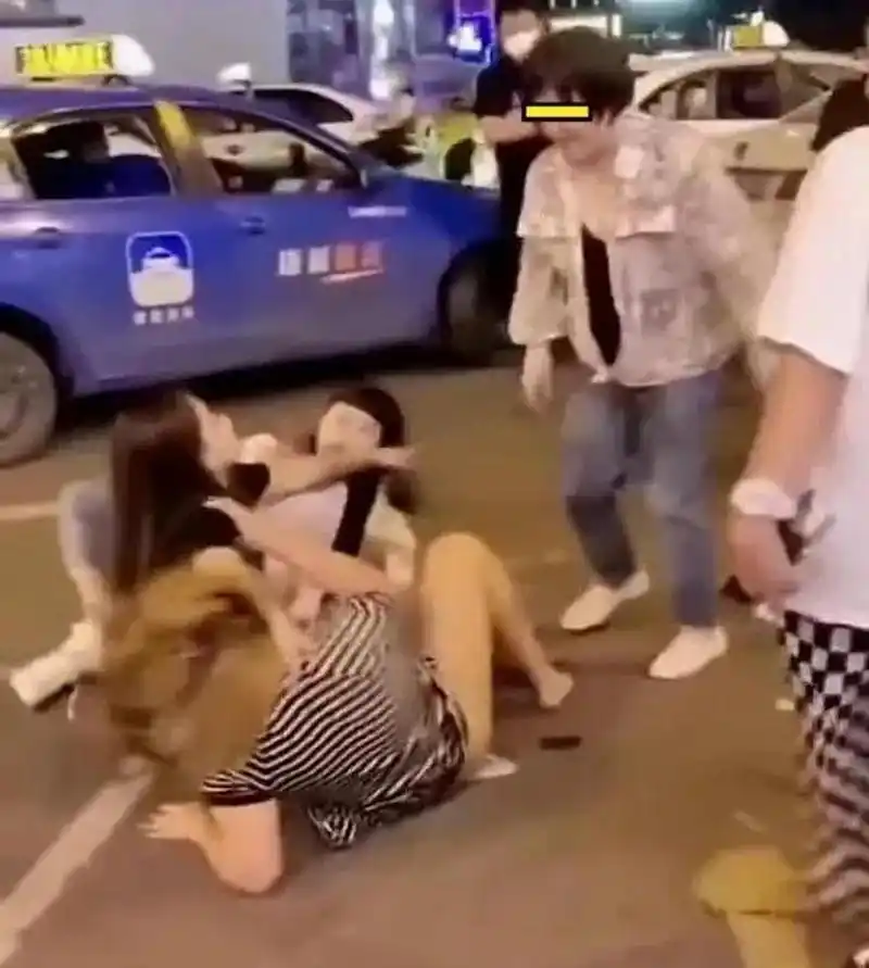 给大家带来一个真实的案例,原配暴打小三,并且将小三的内裤脱掉,拍摄