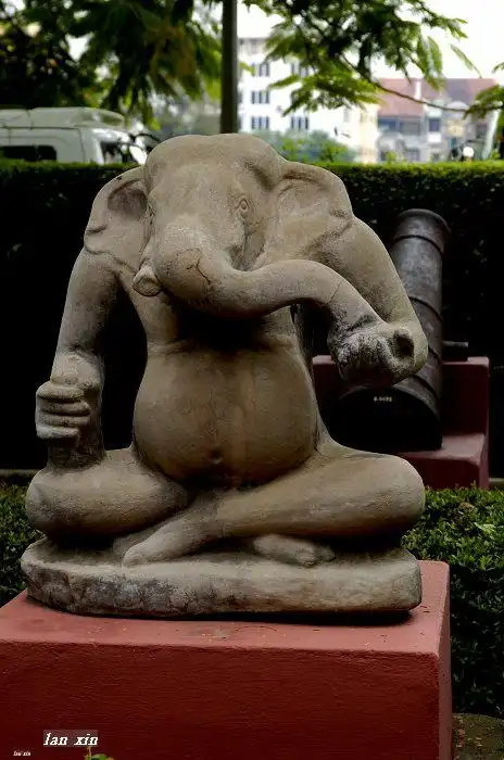 博物馆门前的象面人身