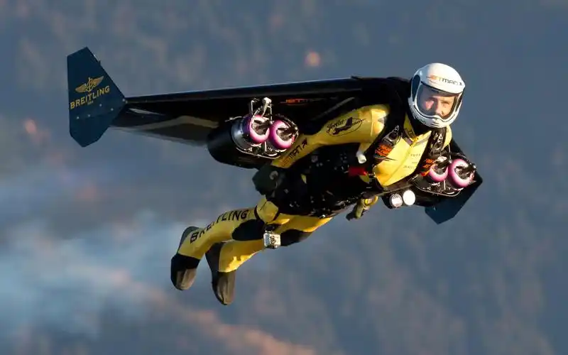 男子空军退役后,自制时速300公里的飞行器,人称:飞人金刚