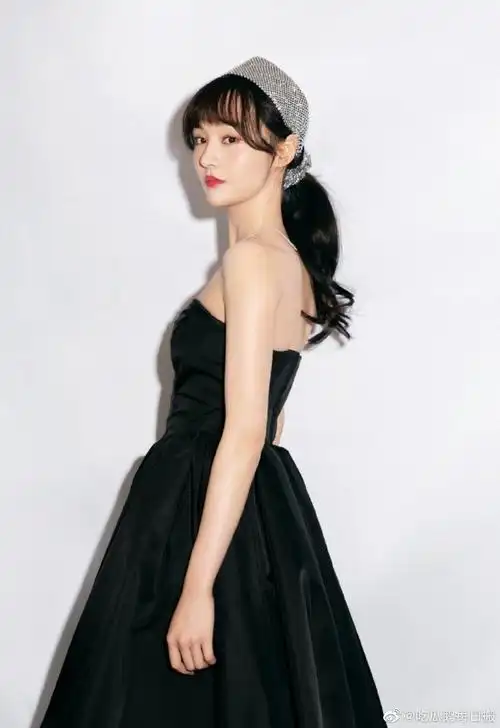 郑爽黑色抹胸裙