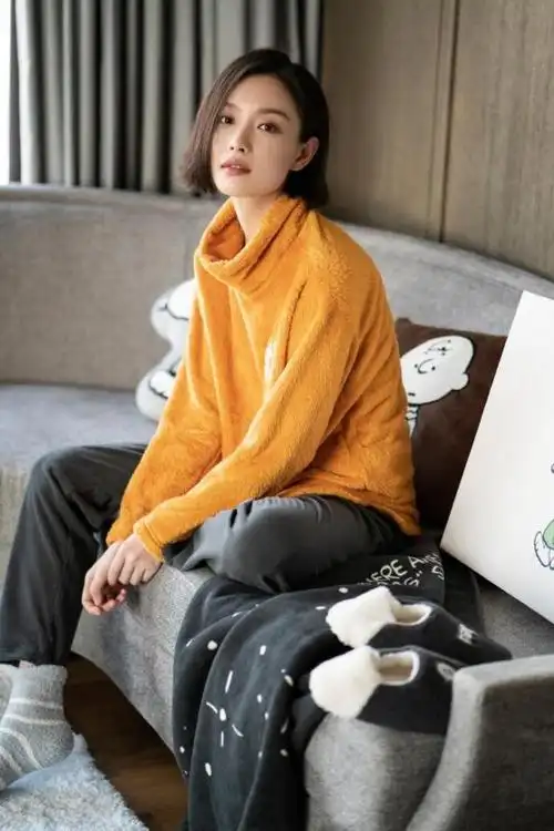 倪妮晒日常美照,穿家居服素颜有气色,女神气质十足|卫衣|大衣|秋冬