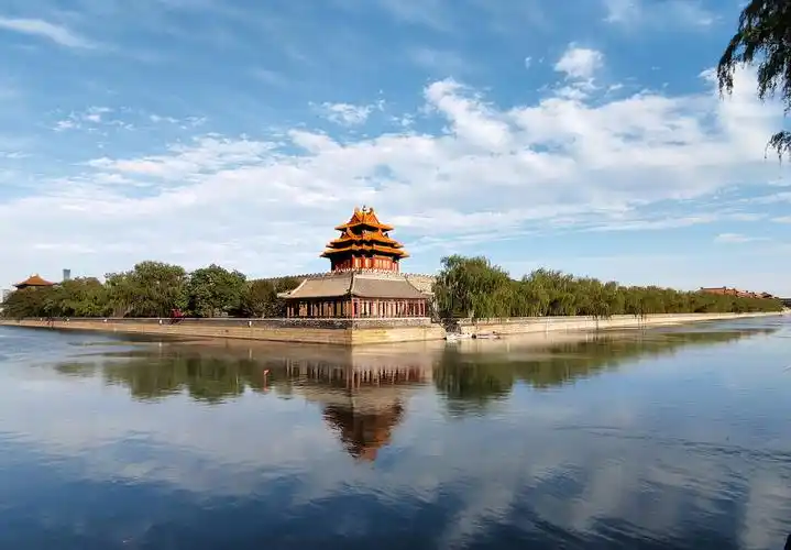 故宫角楼蓝天白云筒子河拍摄于北京