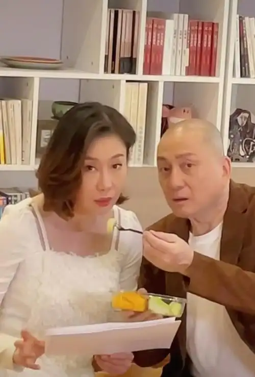 汤镇业妻子汤镇业与妻子甜蜜投喂