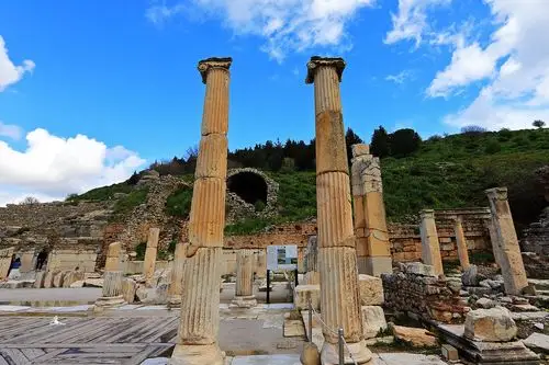 阿尔忒弥斯神庙位列古代世界七大奇迹之一,据称建筑时间前后长达120