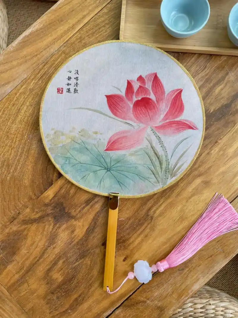 浅唱清欢,心静如莲~画一把喜欢的团扇,心情变得很好#国画  - 抖音
