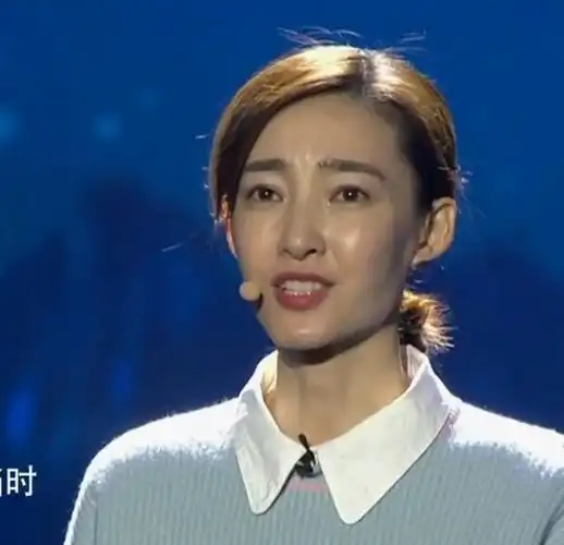王丽坤春晚朗诵戳泪点,无修镜头下颜值仍然扛得住,就是脸太油腻