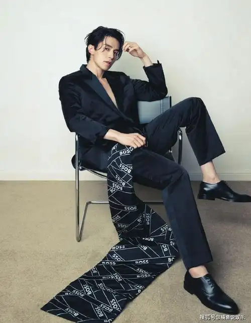 前段时间李栋旭的新剧《邪恶与疯狂》剧照就在网上曝光过,完美的肌肉