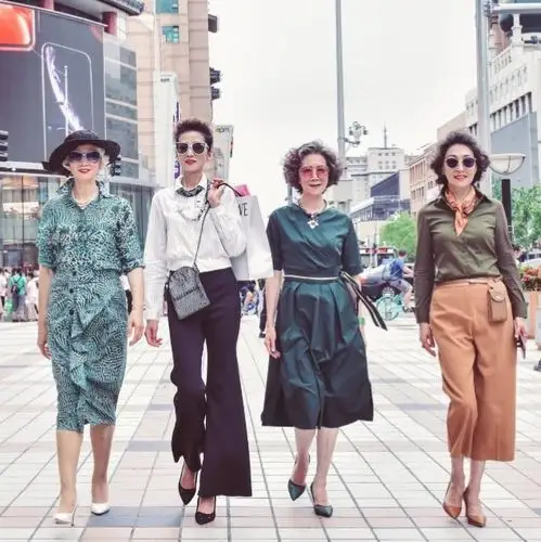 姐妹们,今天俺有点时间了,从网上载屏了四位时尚奶奶的照片,编辑一个