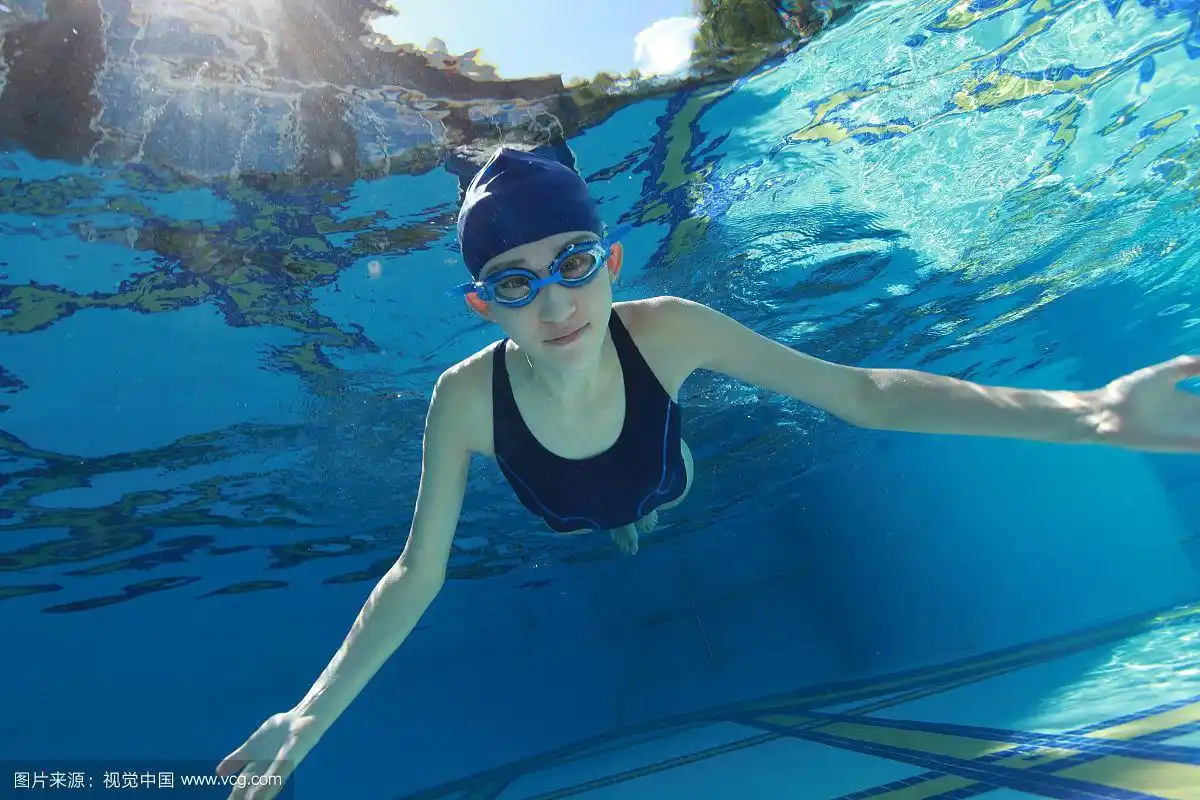 年轻女人在水下游泳