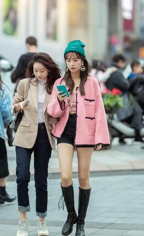 短裤和靴子搭配看起来非常苗条也适合现在的季节