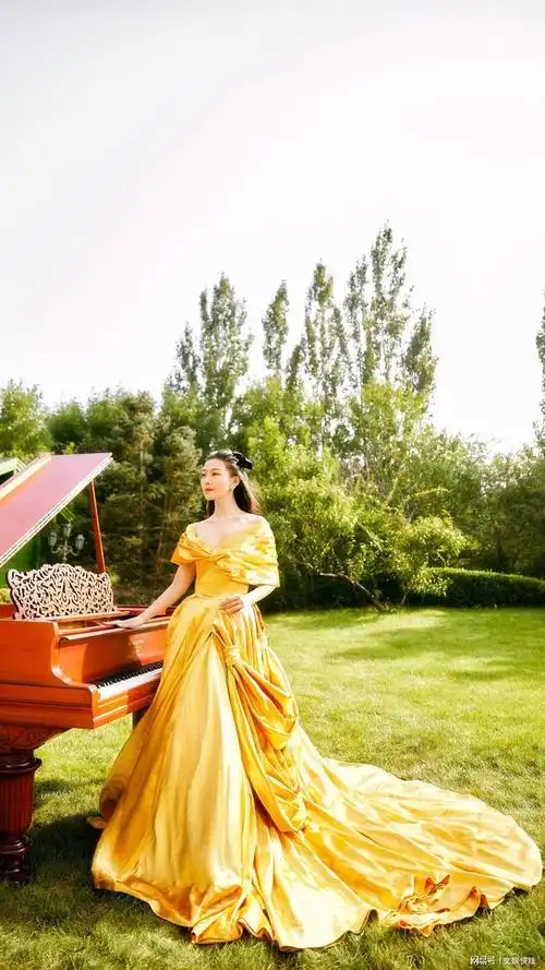 著名歌唱家常思思一组时尚写真曝光,照片中,常思思身穿金色拖地礼服