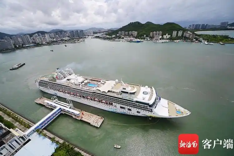 9月25日,海南三亚,香港—三亚"名胜世界壹号"邮轮首次停泊在三亚
