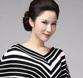 最适合中年女性盘发图片 能让中年女生变年轻气质盘发造型