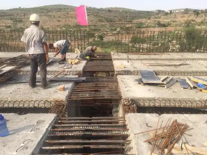 k2 834南井中桥,1#左幅幅湿接头铺设底板,第一跨右幅支横隔梁模板,第