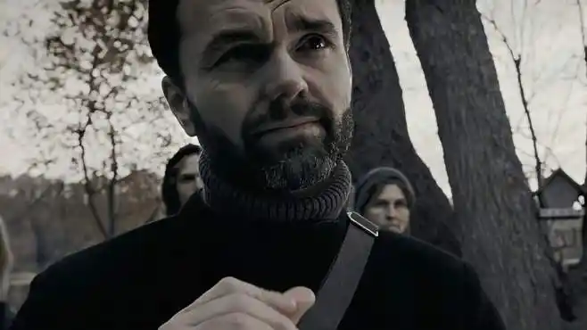 死寂逃亡:牧师对女主另有企图,父亲直接瞄准他狗头,太有安全感-影视综