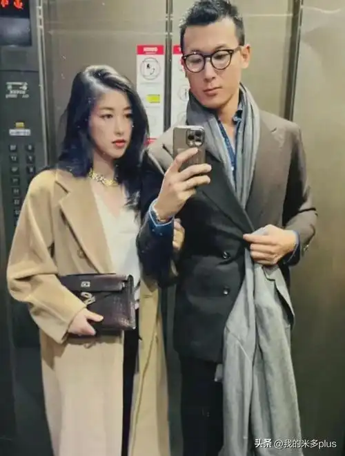 王昀佳作为老板穿上新款展示,摘掉墨镜整体也很有爷们气息,和朱珠有种