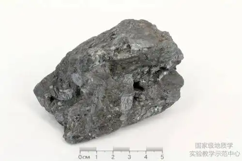 无烟煤深灰色,它形细粒结构,致密块状构造,主要矿物是方铅矿,少量的