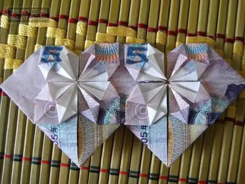 怎么用钱叠双爱心,就是如图的那种啊