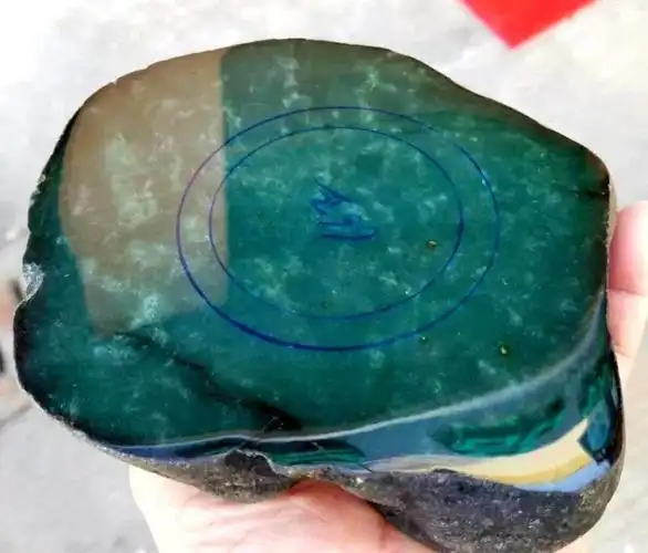 翡翠原石一块来自老场格应角油青种翡翠原石的美