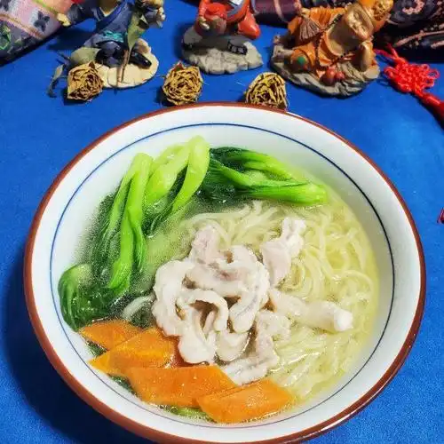 青菜肉丝伊面,很清爽的一碗汤面
