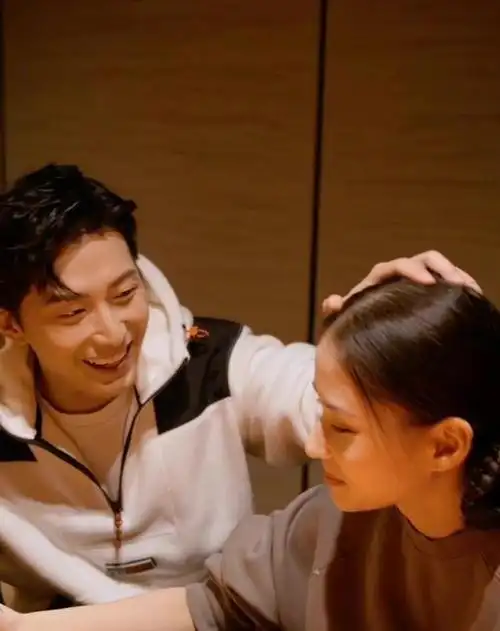 何超莲和窦骁的爱情故事让人感到温馨和感动,他们的爱情故事仿佛是一