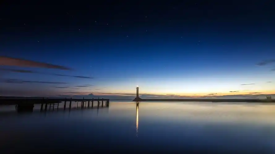 海洋海岸浮桥灯塔晚上图片
