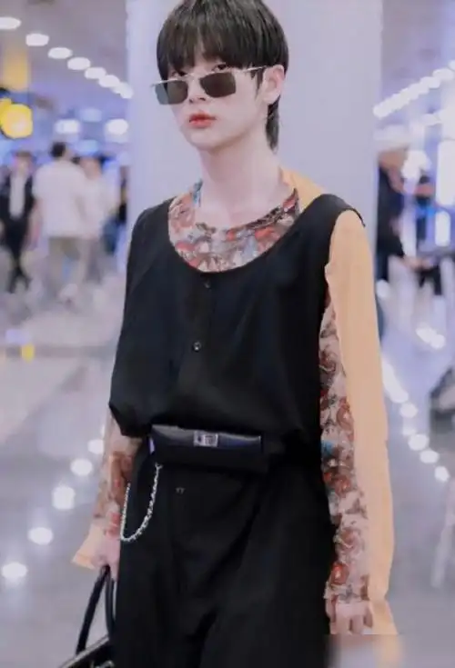 找到比蔡徐坤还娘的男星周震南女装走机场这还算是男人