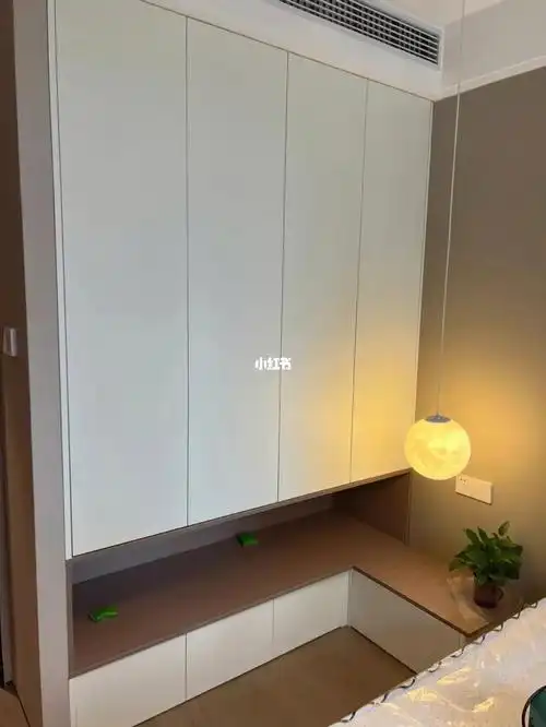 小卧室衣柜床头柜怎么做|试下镂空方式