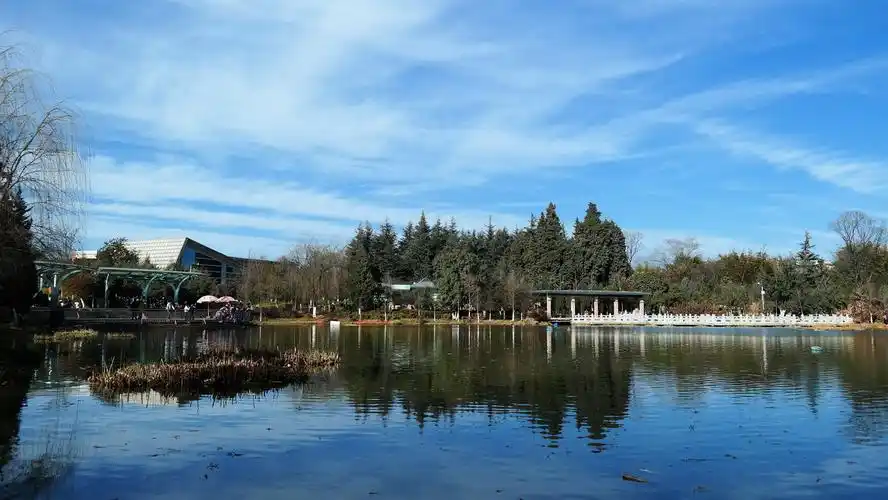 昆明官渡森林公园的蓝天