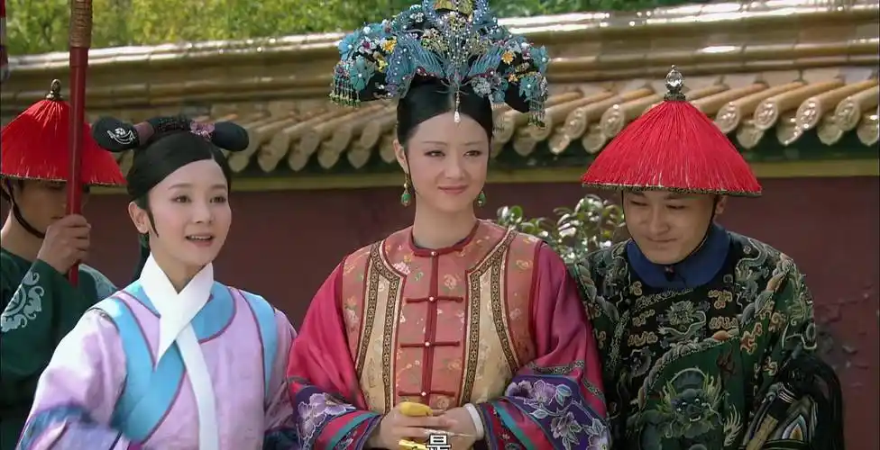 原创华妃有多时髦头戴一顶点翠凤冠华丽时尚美成清宫最得宠的妃子