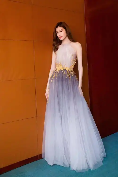 何穗黑白蕾丝礼服躺卧姿势暴露优秀颈肩线暗夜气息飘然而至