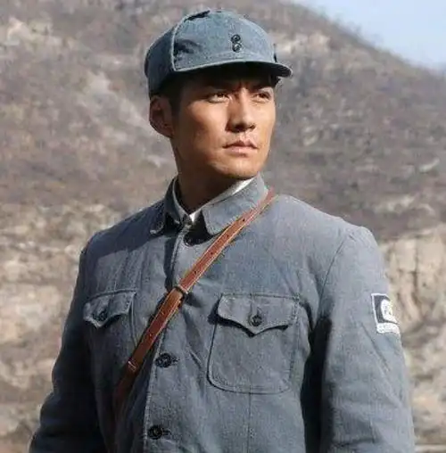 很多人看电视剧,会有一个直观印象,八路军的军装是灰色的.