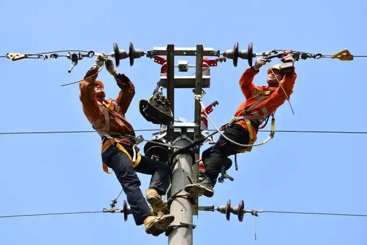 高空双人使用紧线器紧线作业.郭钰祺摄