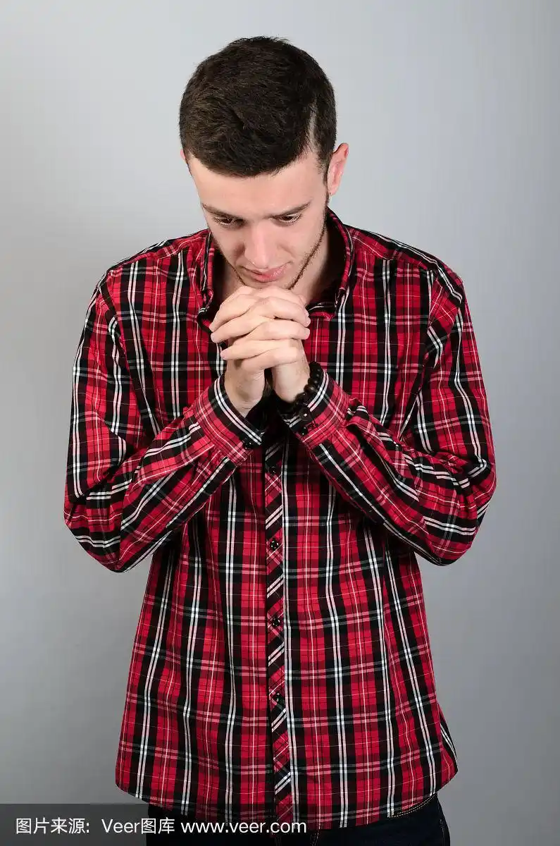 特写肖像年轻男子祈祷双手合十