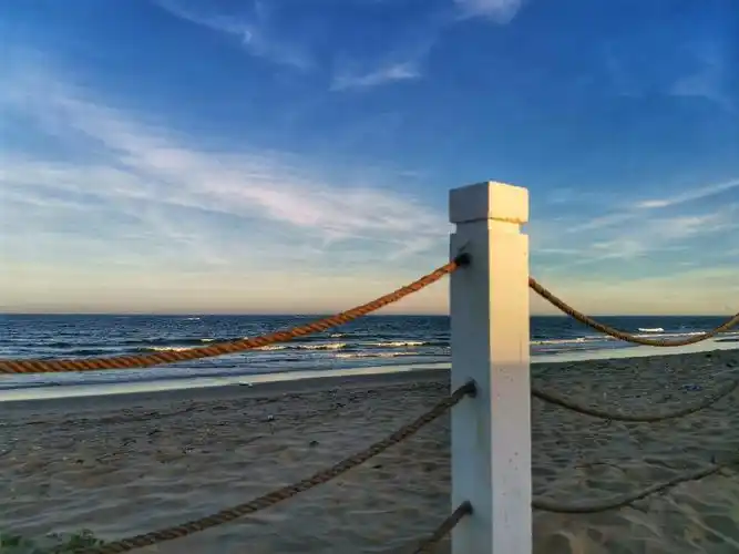 中海·黄金海岸位于汕头市濠江区,它被称为潮汕人的"马尔代夫".