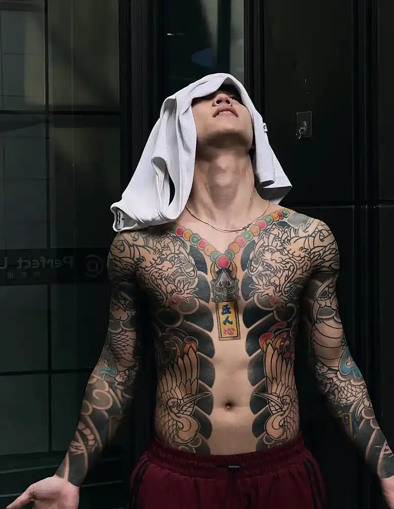 一个帅字挡不住#纹身 #通体 #日式老传 #p图前后 #九纹 - 抖音