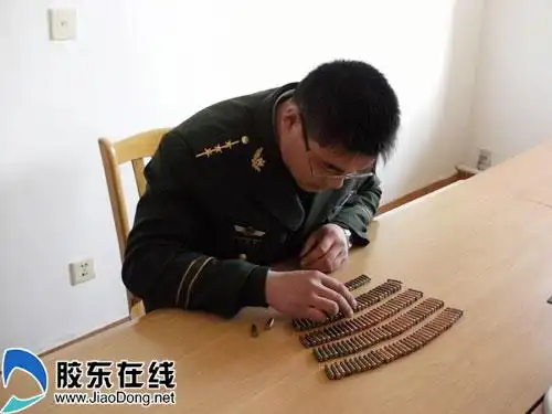 花坛惊现黑色塑料袋内藏百余发手枪子弹图