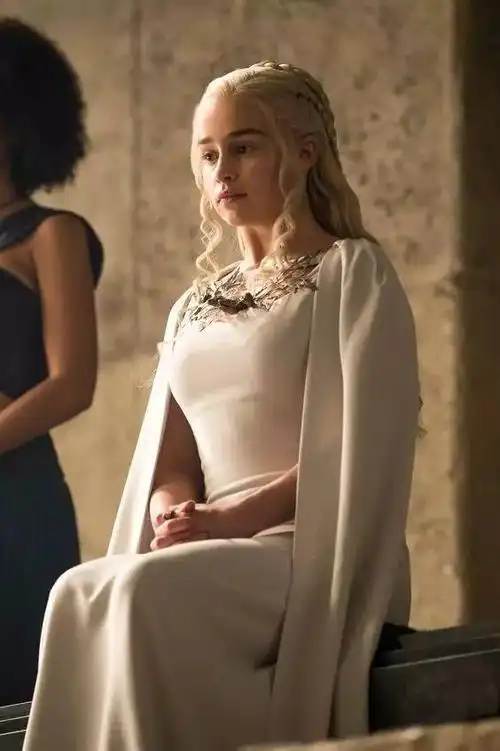 在雷加王子和莱安娜的婚礼上,一闪而过的镜头也能看见雷加王子胸口上