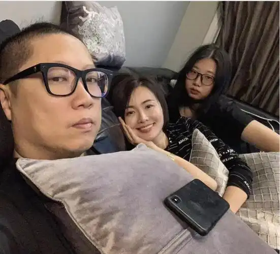 税洁与丈夫,女儿接下来,税洁的创作灵感源源不断,随着诙谐幽默的短