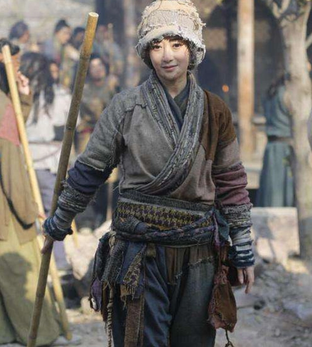 当女星穿上乞丐服,杨颖干净,陈瑶痞气十足,只有图5是个真乞丐