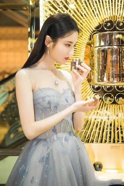 雾霾蓝色可谓是在今年的时尚圈当中相当流行,张慧雯身上穿的这款无袖