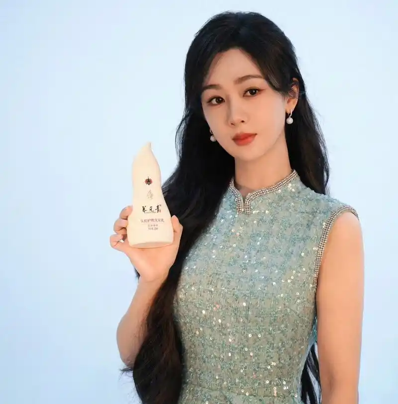 全民ai创作节# 9597 快来看看,我们杨紫新中式装扮太漂亮了.