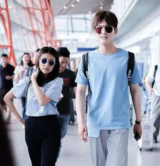 "坦诚夫妇"穿情侣装现身邢昭林为梁洁提行李,对视那刻世界亮