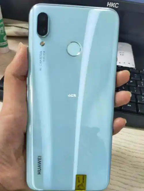 1,华为nova2s手机电池容量为3340mah,标配9v2a充电器支持快充,理论