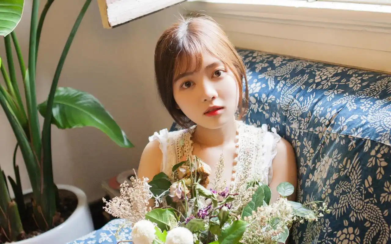 清纯刘海美女居家唯美文艺写真图片壁纸