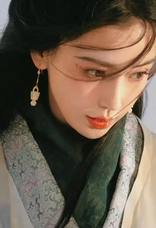 angelababy杨颖最新古风大片90,一身素色青衫战国袍古装,淡雅如花.