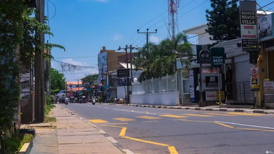 因为机场距离科伦坡较远,所以司机带我们去了离机场更加近的城市